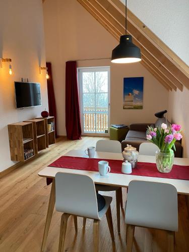 a living room with a table and chairs at Ferienwohnung Apfelkrönchen in Spiegelberg