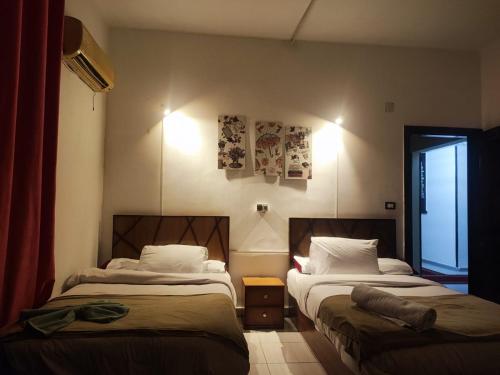 Postel nebo postele na pokoji v ubytování ALShawarbi Plaza Hotel