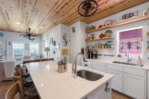 une cuisine avec un évier et un plan de travail dans l'établissement Mermaid Cove PA - Beach Gear Credit Included, à Fresno