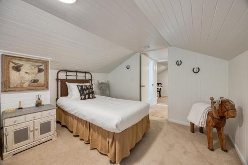 a bedroom with a bed and a horse in it at Luxury Wine Country Haven Vineyard Views Near Top Wineries Adelaida Farmhouse in Paso Robles