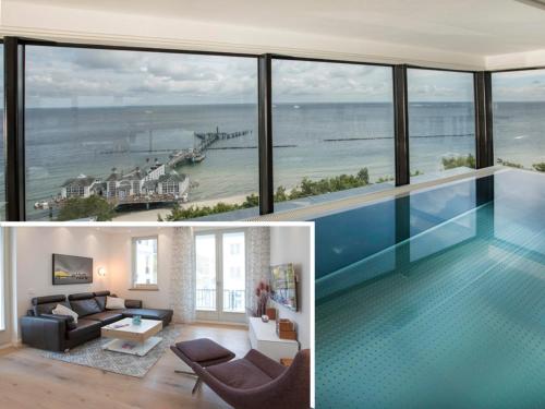 ein Wohnzimmer mit Blick auf das Meer in der Unterkunft SPA Apartment FIRST Sellin in Ostseebad Sellin