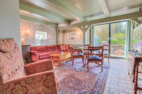 ein Wohnzimmer mit einer Couch und einem Tisch und Stühlen in der Unterkunft S4 im Friesenhaus Sara in Wenningstedt-Braderup