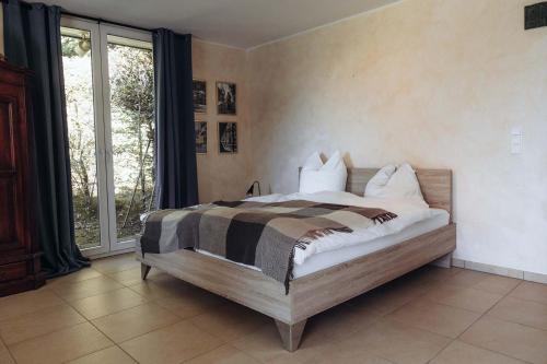 una camera da letto con un letto e una grande finestra di Gartenhaus in Solingen NRW a Solingen