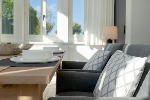 a living room with two chairs and a coffee table at Villa Seeblick Schloonsee in Ahlbeck