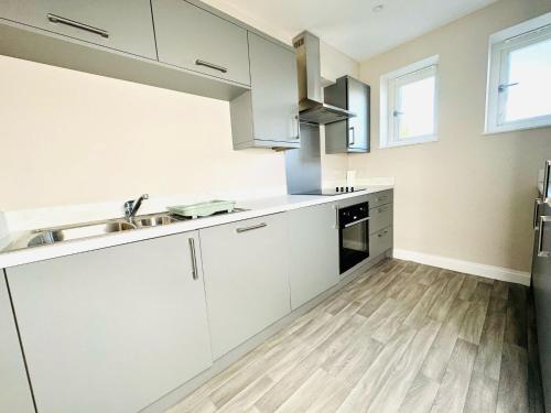 Η κουζίνα ή μικρή κουζίνα στο Your Thetford Getaway- Spacious 2 Bedrooms WiFi Accommodates 6 Guests