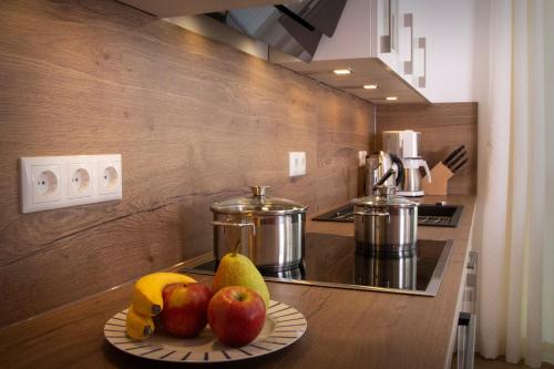 a plate of fruit on a counter in a kitchen at FeWo Dünenquartier Cuxhaven - ideal für Familien und Paare in Cuxhaven