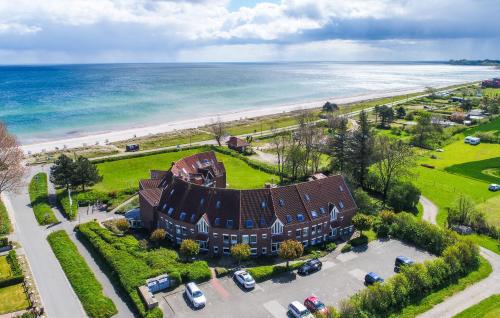 an aerial view of a house and the beach at Terrassen-Fewo "Ankerplatz" direkt am Ostseestrand inkl Schwimmbad in Kronsgaard
