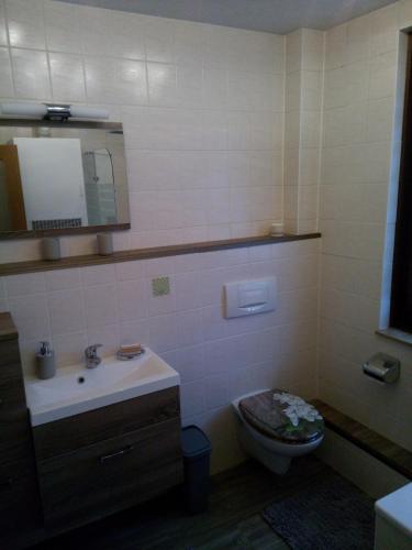 Bilik mandi di Ferienwohnung Liselotte