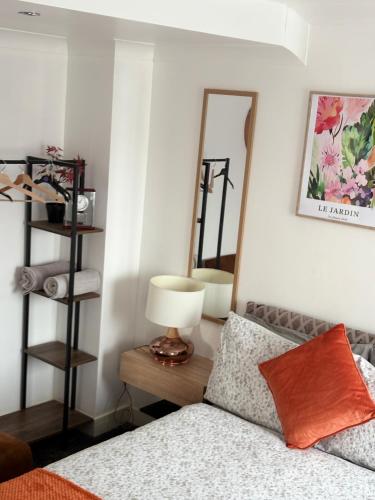 Katil atau katil-katil dalam bilik di Luton Lodge - Newly Refurbished, Ideal for Short Stay , 5 mints To Luton Airport , Train Station, Town Centre , Free off street Parking