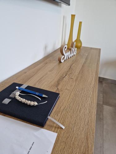 a desk with a notebook and a smile sign on it at Haus Hase in Haselünne