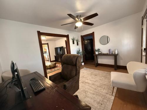 Χώρος καθιστικού στο Cozy Craftsman Home Near UW and Downtown