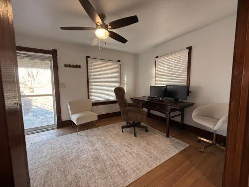 Χώρος καθιστικού στο Cozy Craftsman Home Near UW and Downtown