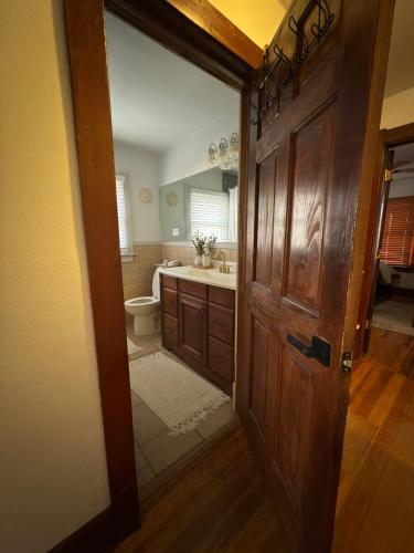 Ένα μπάνιο στο Cozy Craftsman Home Near UW and Downtown