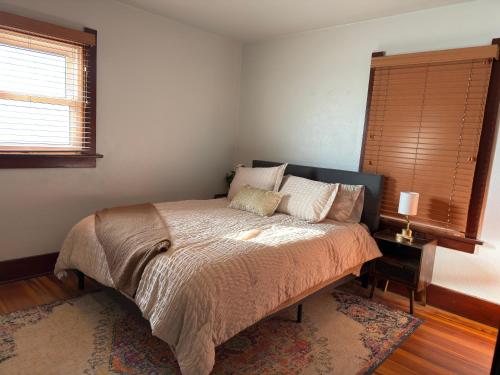 Ένα ή περισσότερα κρεβάτια σε δωμάτιο στο Cozy Craftsman Home Near UW and Downtown