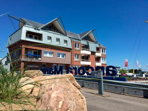 un bâtiment au bord d'une rue dans l'établissement ancora Marina Haus 1 Nr 08, Typ 2, à Neustadt in Holstein