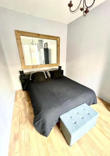 a bedroom with a bed with a mirror on the wall at Ecrin Historique d 'Amiens Charme & Comfort Central in Amiens