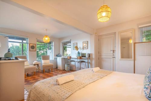 ein Schlafzimmer mit einem Bett, eine Küche und ein Wohnzimmer in der Unterkunft St James Garden Cottage in St James