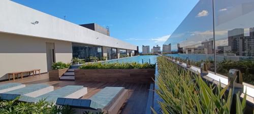 Aussicht vom Dach eines Gebäudes mit Pool in der Unterkunft Luxia Sky Deluxe Equipetrol in Santa Cruz de la Sierra