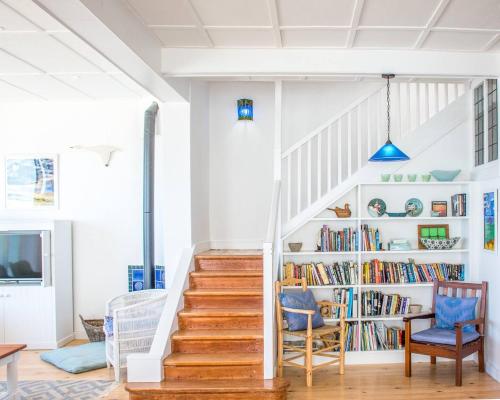 Biblioteca en la casa vacacional