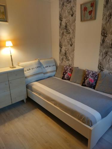 - un grand lit dans une chambre avec table de chevet et sidx dans l'établissement Villa Les Palmiers, à Saint-Jean-de-Monts