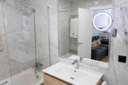 Ένα μπάνιο στο MiRa San Basilio