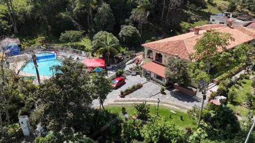 Bazén v ubytování Hotel California Pacho nebo v jeho okolí