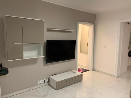 a living room with a flat screen tv on a wall at Moderne 2 Zimmer Wohnung mit Vollausstattung in Ketsch