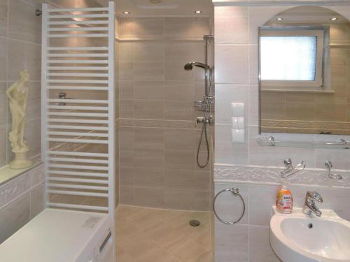 Kúpeľňa v ubytovaní Semi detached house in Miedzyzdroje for 8 persons