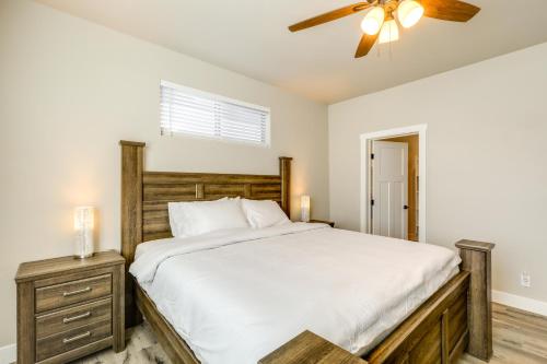 En eller flere senge i et værelse på Flagstaff Getaway with Yard 4 Mi to Downtown!