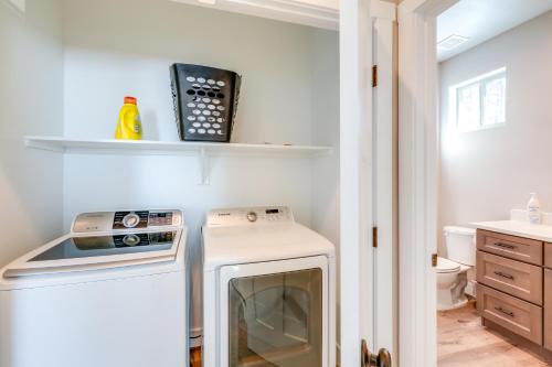 Et badeværelse på Flagstaff Getaway with Yard 4 Mi to Downtown!