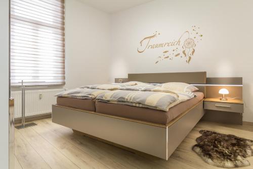 a bedroom with a bed and a sign that reads translated at Am Schlosspark in Bad Harzburg