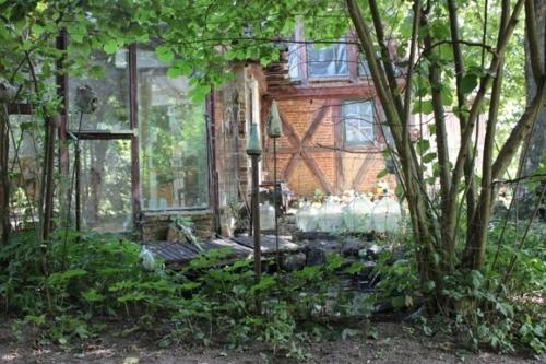 una vecchia casa in mezzo alla foresta di Fewo Kerzenzimmer - Märchen aus Wachs und Flamme a Garvensdorf