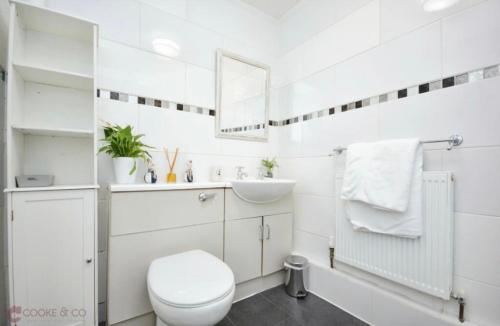 Ένα μπάνιο στο Dog friendly Beach Apartment