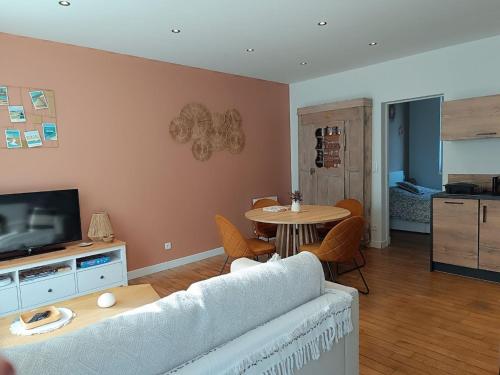 Μια τηλεόραση ή/και κέντρο ψυχαγωγίας στο Appartement Perros-Guirec