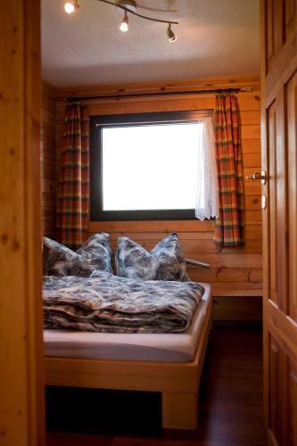 a bed in a small room with a window at Ferienhaus 4 Prs in Kaupen