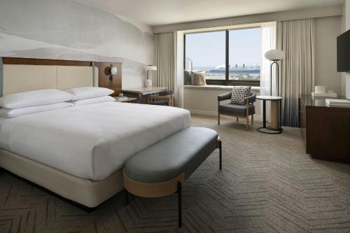 Кровать или кровати в номере Marriott Long Beach Downtown