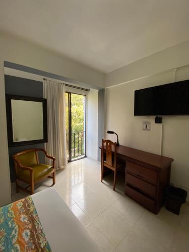 TV a/nebo společenská místnost v ubytování Hotel Laureles 70