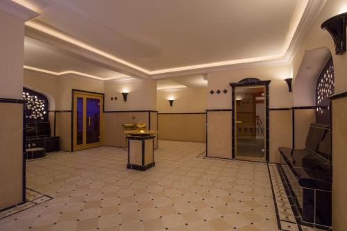 a large empty room with a mirror and a door at Abaluga 3A in Wenningstedt