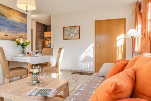 una sala de estar con un sofá y una mesa en Utkiek, en Prerow