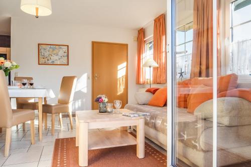 una sala de estar con un sofá y una mesa en Utkiek, en Prerow