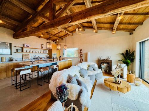 un salon avec un canapé et un bar dans l'établissement Demeure moresca, à Pietrosella