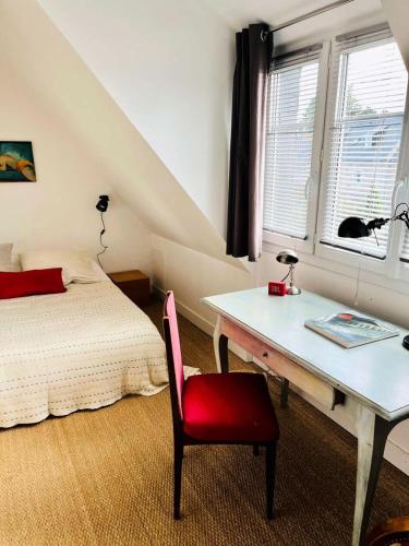 une chambre avec un lit et une table avec une chaise dans l'établissement Résidence G40-tregastel - Ker Glen ambiance calme et cosy près de la mer MAE-5894, à Trégastel