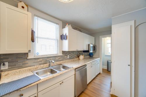 Η κουζίνα ή μικρή κουζίνα στο 11 Mi to Dtwn Cleveland Family Home with Yard