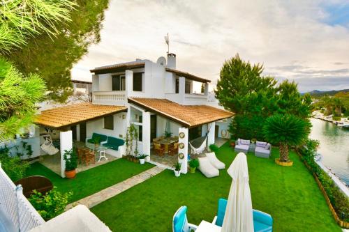 Zahrada ubytování Villasonboard Dock Villa 3 Bed, 3 Bath, Canal, Greek Venice Porto Hydra