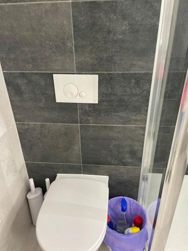 Ένα μπάνιο στο New CP family apartment with spa