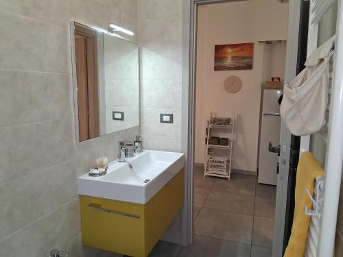 a bathroom with a sink and a mirror at Appartamento Mare Verde Bambù in Martinsicuro