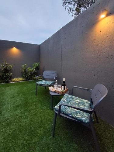 Un jardín fuera de King size bed-NO loadshedding-Free Wi-Fi