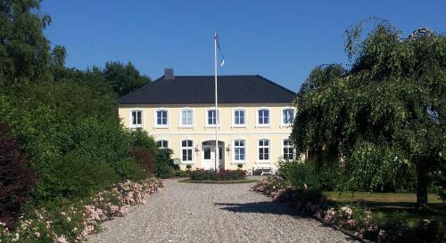 una casa blanca con una bandera encima en Backhaus Ost, en Bisdorf