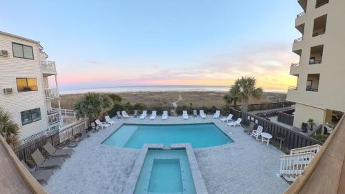 Bazén v ubytování Oceanfront, Centrally Located, Huge 5k sq ft Home w Huge Private Pool, Hot tub, & Gameroom nebo v jeho okolí