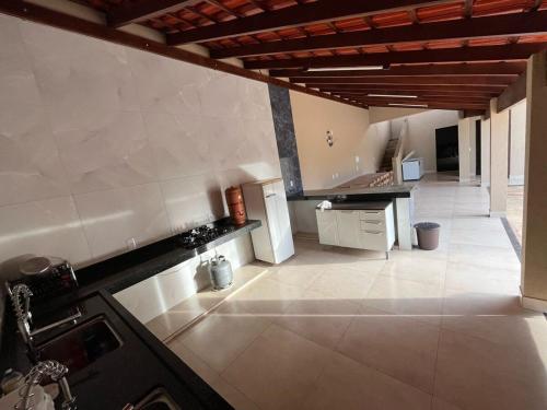 a kitchen with a stove and a counter top at Chácara Manacá da Serra in São Roque de Minas